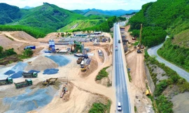 Vì sao mặt đường cao tốc La Sơn - Hòa Liên bị bong tróc?