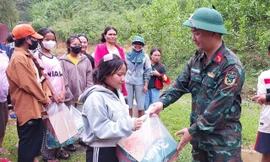 Hành quân, băng rừng vượt núi chuyển quà đến với bà con vùng sạt lở Đà Nẵng