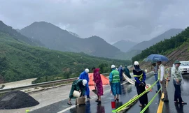 Khẩn trương khắc phục sạt lở sau mưa lũ kinh hoàng trên cao tốc La Sơn - Túy Loan