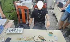 Bắt 2 người Trung Quốc trộm tài sản của đồng hương, chuẩn bị bay về nước