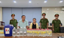 Dùng axit công nghiệp trộn với nước giếng khoan để sản xuất hàng ngàn lít giấm mỗi ngày