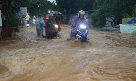 Nước cuồn cuộn trên đường phố Đà Nẵng sau mưa lớn