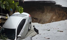 Hai ô tô rớt 'hố tử thần' ngay trung tâm Đà Nẵng