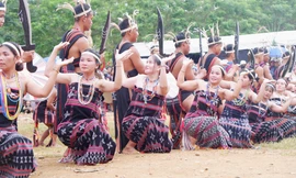 Du khách chen xem 'vũ điệu dâng trời' độc đáo của người Cơ Tu 