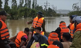 Các lực lượng Quân khu 5 tiếp tục ứng cứu khẩn cấp vùng lũ ở Gia Lai