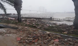 Nước biển dâng cao trong đêm, sóng lớn đánh nát đường ven sông Hàn