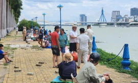 Giữa trưa nắng nóng, 'xí chỗ' ngồi xem chung kết pháo hoa ven sông Hàn