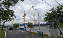 Tháp cẩu cao hàng chục mét bất ngờ gãy ngang tại công trường xây dựng chung cư ở Đà Nẵng