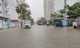 Mưa trắng trời, nhiều tuyến đường ở Đà Nẵng hóa sông