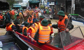 Hàng ngàn cán bộ chiến sĩ Quân khu 5 ứng cứu người dân trên đỉnh lũ 