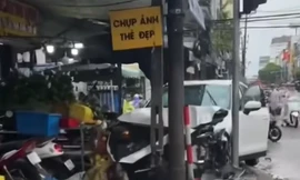 Ô tô mất lái lao vào cửa hàng hoa, 2 người bị thương