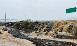 Thi công dang dở khiến nước từ đường gom cao tốc chảy xối xả vào nhà dân