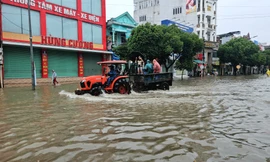 Người dân TP Huế huy động cả máy kéo để chạy lũ