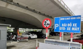 Gầm cầu thành bãi đỗ xe ngay giữa trung tâm Đà Nẵng