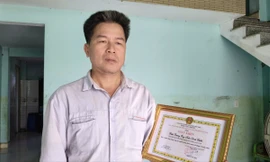 Người đàn ông lao ra dòng lũ dữ cứu 5 người gặp nạn