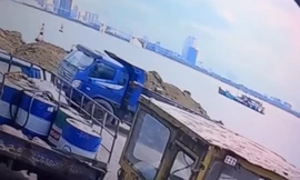 Khoảnh khắc xe tải rơi xuống biển, một tài xế tử vong tại cảng Tiên Sa ở Đà Nẵng