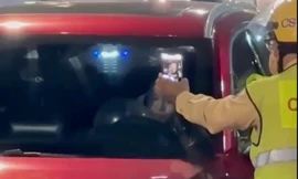 Xử phạt nữ ca sĩ dừng xe giữa đường, thản nhiên hút 'bóng cười' trước mặt CSGT