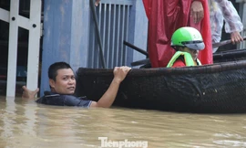 Người dân Đà Nẵng chạy lụt trước khi trời tối