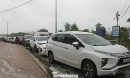 Hàng trăm ô tô ở Đà Nẵng xếp hàng dài lên tuyến đường dẫn của cầu để 'chạy' lụt