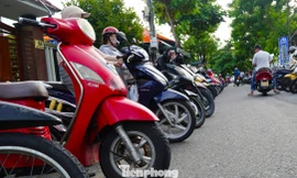 Phụ huynh xếp xe thẳng như căng chỉ trước trường học Đà Nẵng