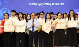 Tiếp cận xanh cho nhà kính thông minh giành giải nhất sinh viên nghiên cứu khoa học