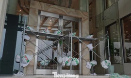 Khách sạn ven biển Đà Nẵng bít cửa kính giữ mặt tiền trước bão