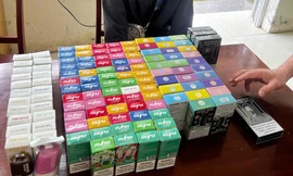 Kiểm tra người bê thùng giấy nghi vấn, phát hiện hàng trăm máy thuốc lá điện tử
