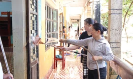 Thầy cô dọn lũ từ tinh mơ chờ đón học trò tới lớp