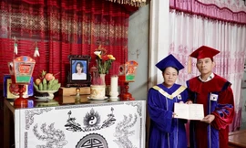 Mẹ khoác áo cử nhân nhận bằng tốt nghiệp kiến trúc sư thay con gái