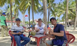 Khách Tây rơi nhẫn trên biển Đà Nẵng, một ngày sau tìm thấy dưới cát sâu nửa mét