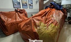  Người dân Đà Nẵng dùng bạt bọc kín ô tô đề phòng ngập lụt do bão số 12