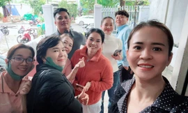 Trao lại túi vàng cho người để quên trong bao áo quần từ thiện 