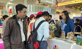 Đoàn khách hơn 500 người từ Ấn Độ đến Đà Nẵng