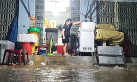 Mưa trở lại, nước tràn vào chợ, tiểu thương Đà Nẵng nháo nhác dọn hàng trong đêm