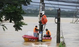 Lội bùn, băng rừng cấp điện lại cho hàng trăm ngàn hộ dân Đà Nẵng sau lũ dữ