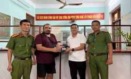 Khách Tây cảm kích khi tìm được ví tiền quên trên xe grab 