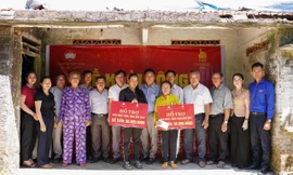 Trao tặng 600 triệu đồng xây 10 căn nhà mới cho hộ dân khó khăn vùng cao Đà Nẵng