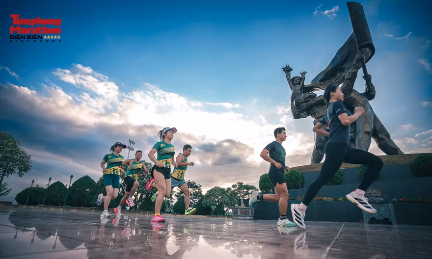 300 BIB 'bay sạch' trong một giờ đồng hồ, Tiền Phong Marathon - Điện Biên Discovery 2026 khởi động đầy sức nóng