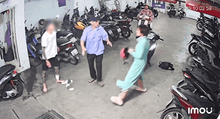 Hành vi của cô gái MMA tác động vật lý nam thanh niên xăm trổ là hoàn toàn chính đáng. videotogifgif-3-17562589090351253840440-1.gif