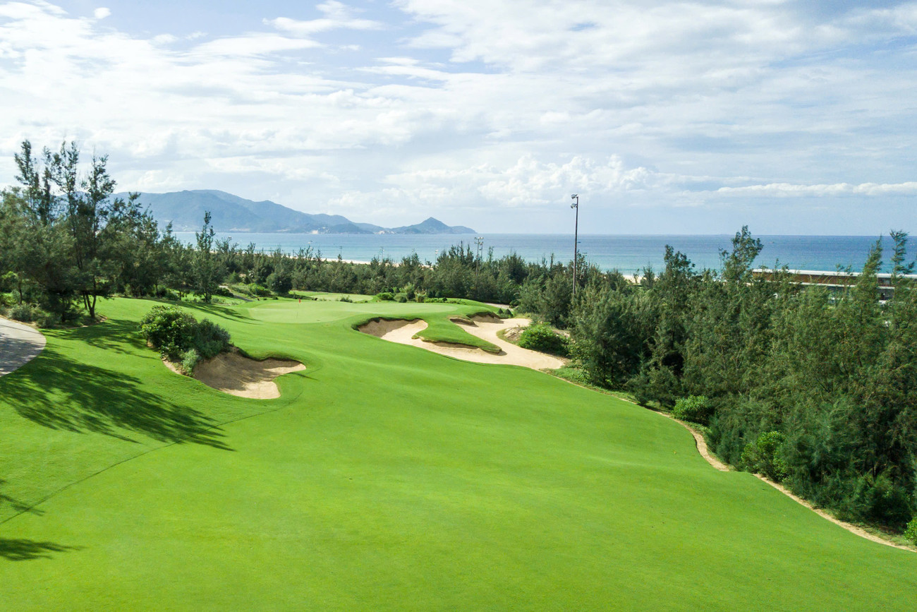Приехав в FLC Golf Links Quy Nhon, гольфисты смогут насладиться романтикой шелестящих сосновых лесов, золотистыми песчаными дюнами и полюбоваться синевой океана. Стоит отметить, что это единственная сеть полей для гольфа во Вьетнаме, спроектированная Никлаусом, с лунками, расположенными вдоль моря. z6856426855897-21f268a4118339001b89c336f09bc466.jpg