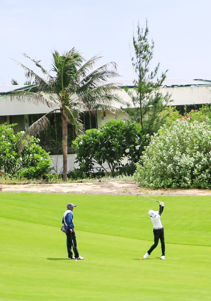 Конечно, красота поля для гольфа FLC Golf Links Quy Nhon также является результатом усилий команды по управлению и эксплуатации поля для гольфа, которая постоянно заботится, обслуживает и модернизирует все — от сооружений до травы. img-0568.jpg