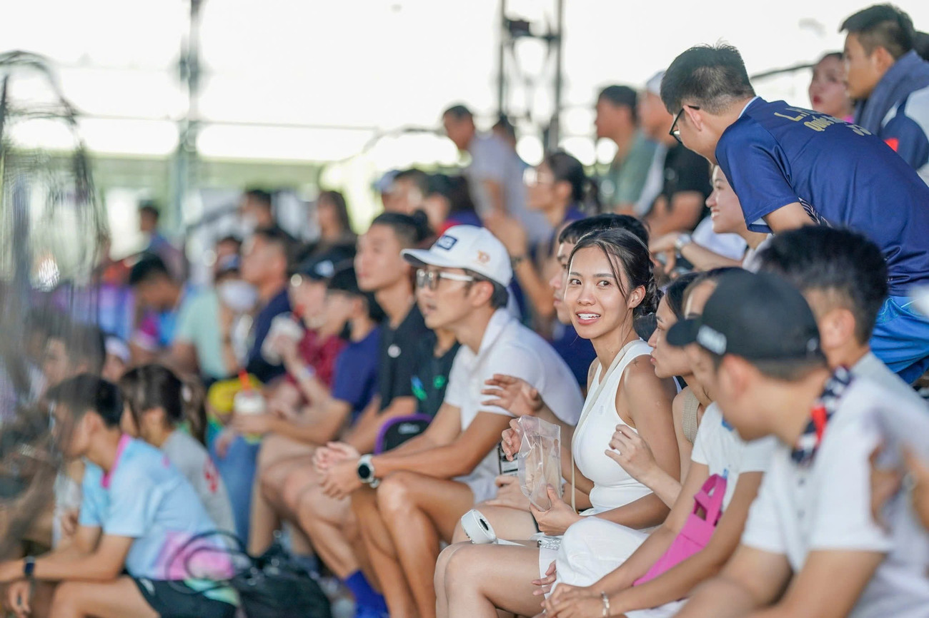 Người hâm mộ chật kín khán đài cụm sân Pickleball D-JOY (TPHCM). 7.jpg