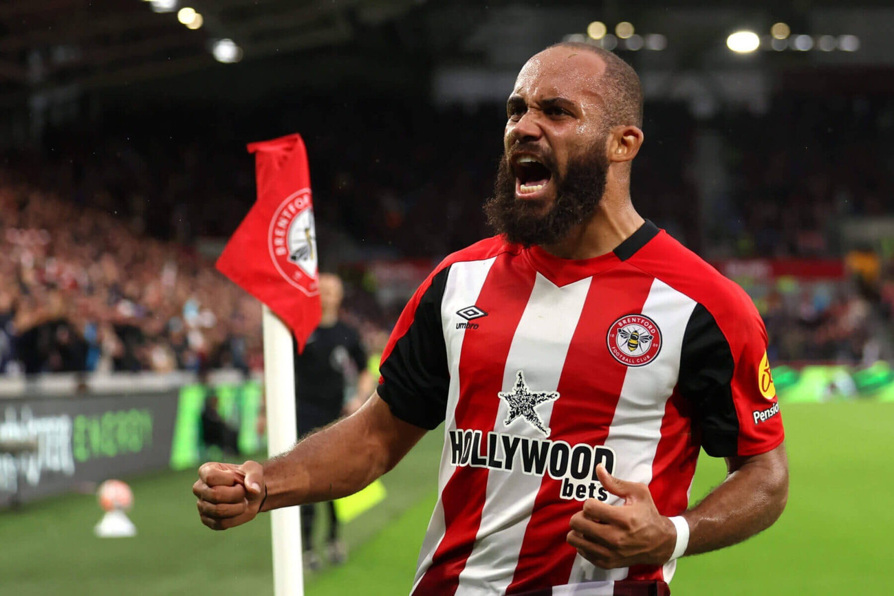 Mbeumo ghi rất nhiều bàn thắng từ những tình huống không tưởng. bryan-mbeumo-brentford-celebrati.jpg