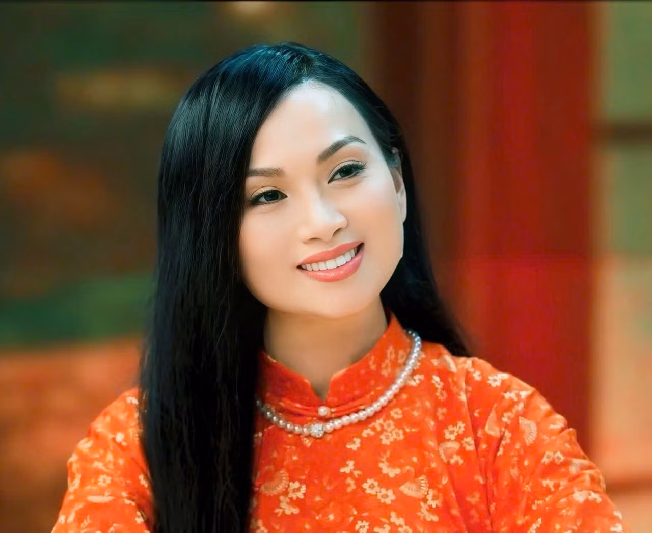 ca-si-ha-phuong-nguoi-dung-sau-thanh-cong-cua-chuong-trinh-ca-nhac-dac-biet-me-va-que-huong-mot-trong-nhung-chuong-trinh-viet-duoc-dai-truyen-hinh-hoa-ky-mnn-chu-dong-phat-song-vao-ngay-304-toi-day.jpg