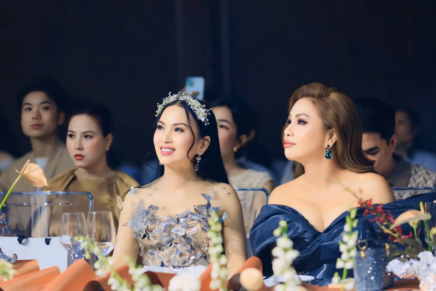 ca-si-ha-phuong-va-em-gai-minh-tuyet-tai-su-kien.jpg