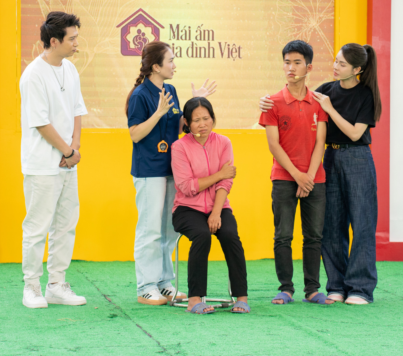 3gia-dinh-em-bui-duong-chinh-1.jpg
