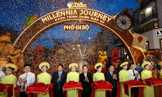 Các đại biểu cắt băng khai trương tuyến phố đi bộ Millennia Journey – Hành trình thiên niên kỷ. 