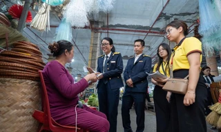 Cán bộ thuế đi tới từng quầy hàng tuyên truyền, hỗ trợ tháo gỡ vướng mắc.