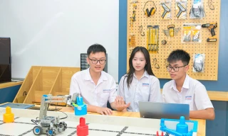 Các em học sinh trường THPT Hàm Rồng (Thanh Hoá) điều khiển robot. 
