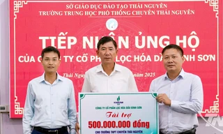 Lãnh đạo Công ty Cổ phần Lọc hóa dầu Bình Sơn trao số tiền hỗ trợ 500 triệu đồng cho Trường THPT Chuyên Thái Nguyên.